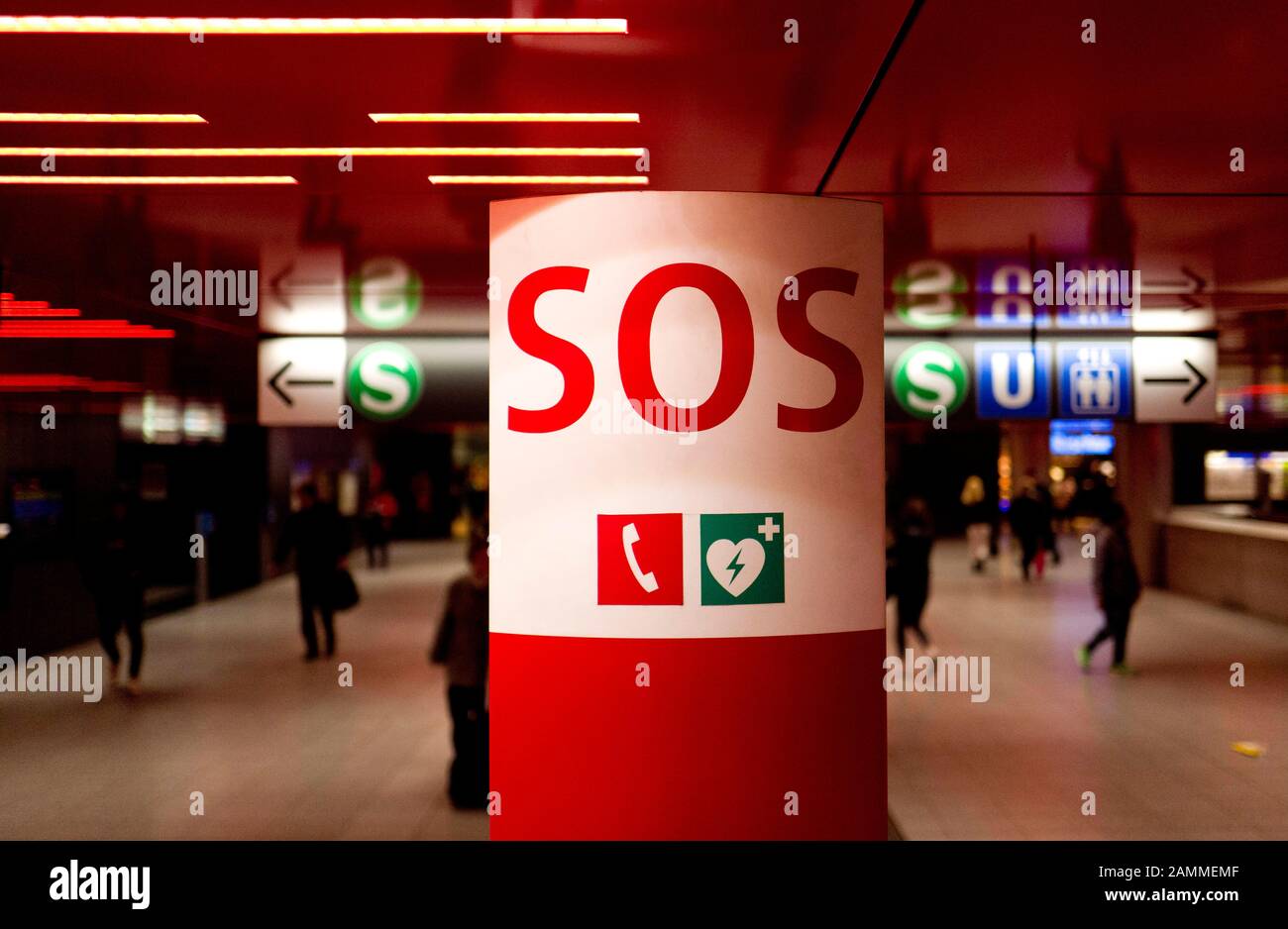 Notrufstelle mit Defibrillator im Zwischengeschoss von S-Bahn und U-Bahnhof Marienplatz. [Automatisierte Übersetzung] Stockfoto