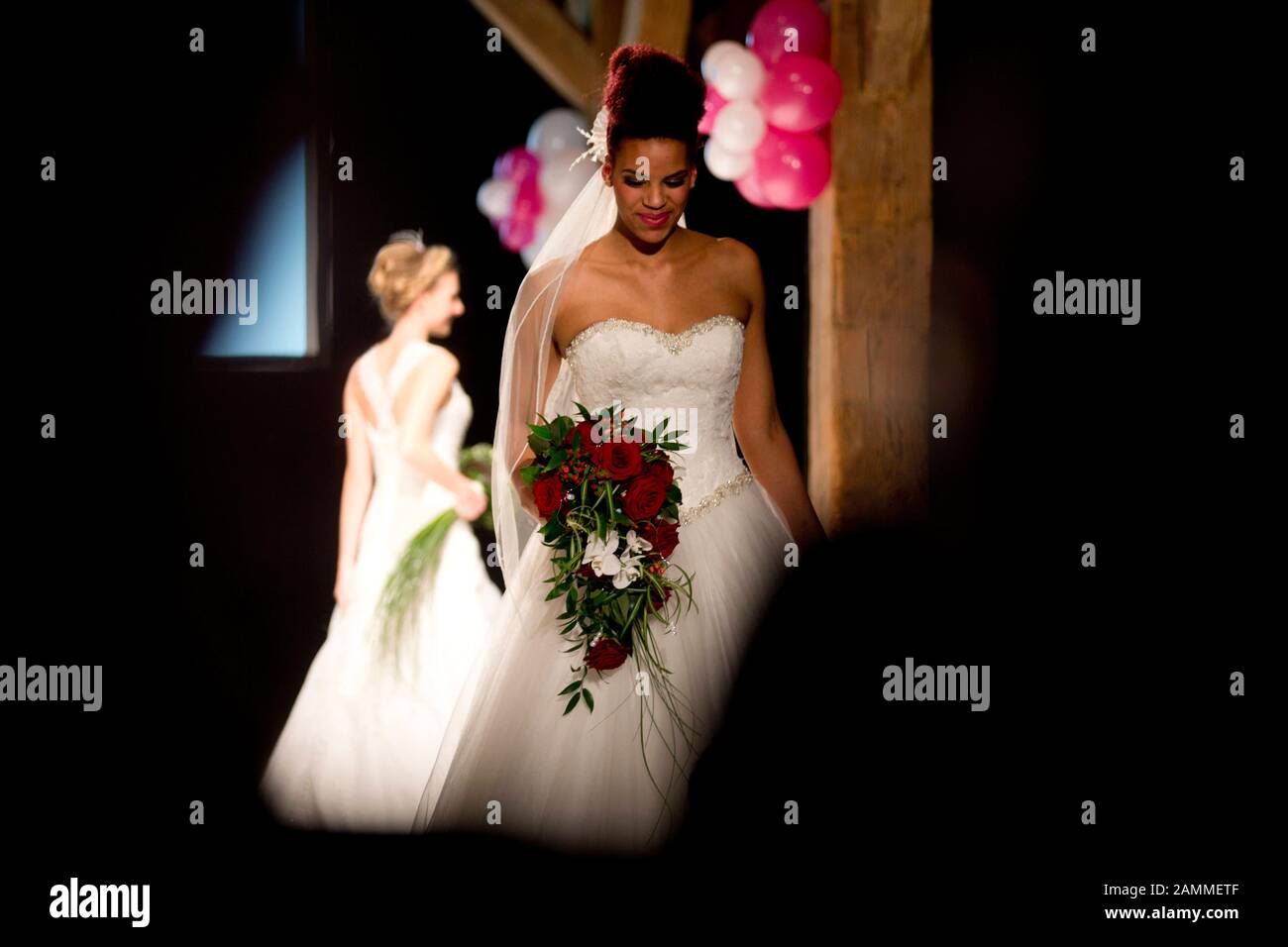 Modenschau für Hochzeitskleider auf der Hochzeitsmesse "Glücksmomente" im Veranstaltungsforum Fürstenfeldbruck. [Automatisierte Übersetzung] Stockfoto