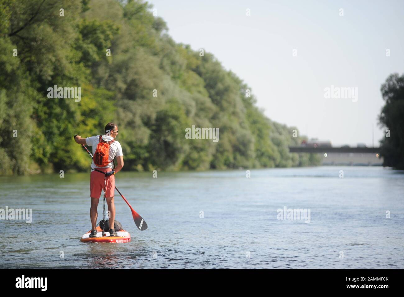 Der Stand-up-Paddler Pascal Rösler startet in München für eine 2500 Kilometer lange Fahrt auf der Isar und der Donau, die ihn über Belgrad und Budapest zum Schwarzen Meer bringen wird. Mit der Tour will er Spenden für seinen gemeinnützigen Verein "Reines Wasser für Generationen" sammeln. [Automatisierte Übersetzung] Stockfoto