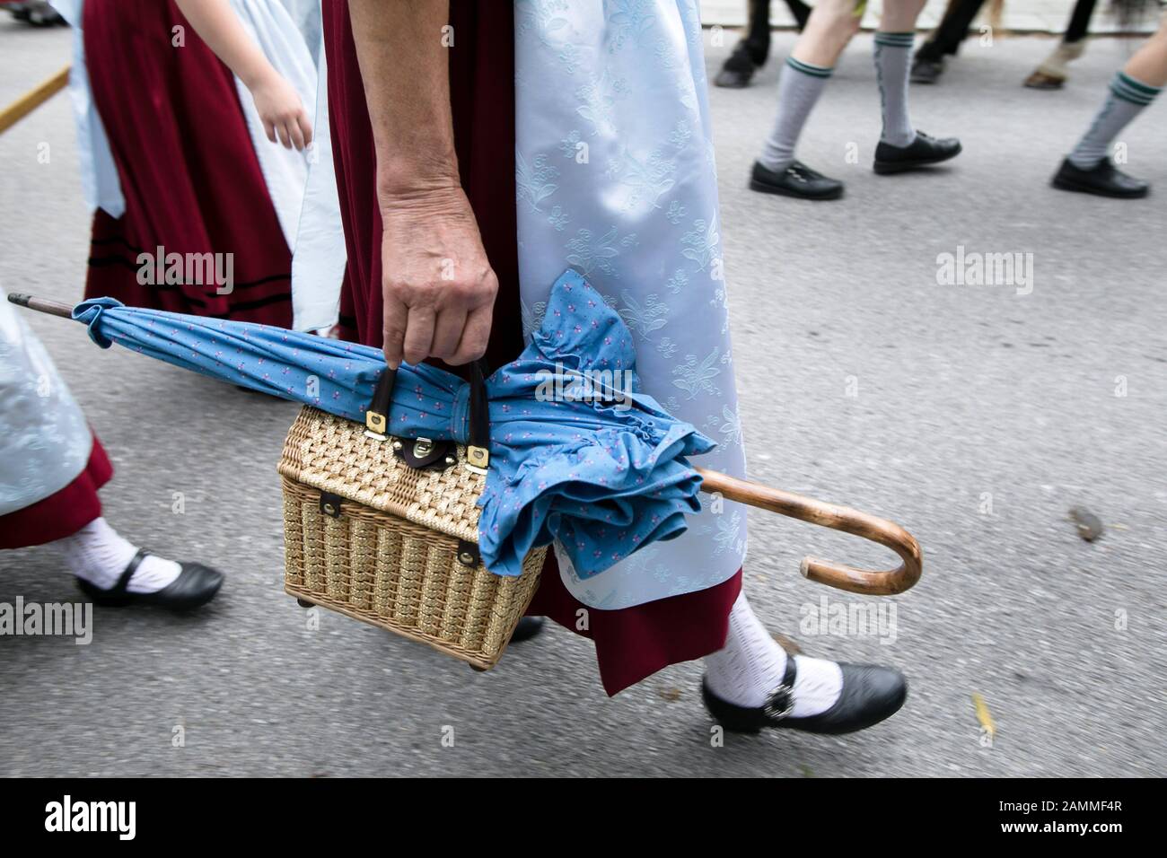Dame mit Regenschirm bei der historischen Tracht und Prozession während der Festwoche zum 1200-jährigen Menzing-Jubiläum. [Automatisierte Übersetzung] Stockfoto