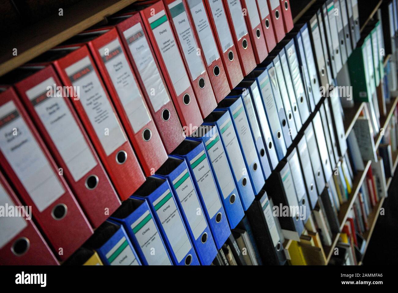 Teil der Sammlung des Obermenzer Dorfschreibers Adolf Thurner, der im Laufe der Jahre ein Privatarchiv über Obermenzing in seinem Haus zusammengestellt hat. [Automatisierte Übersetzung] Stockfoto