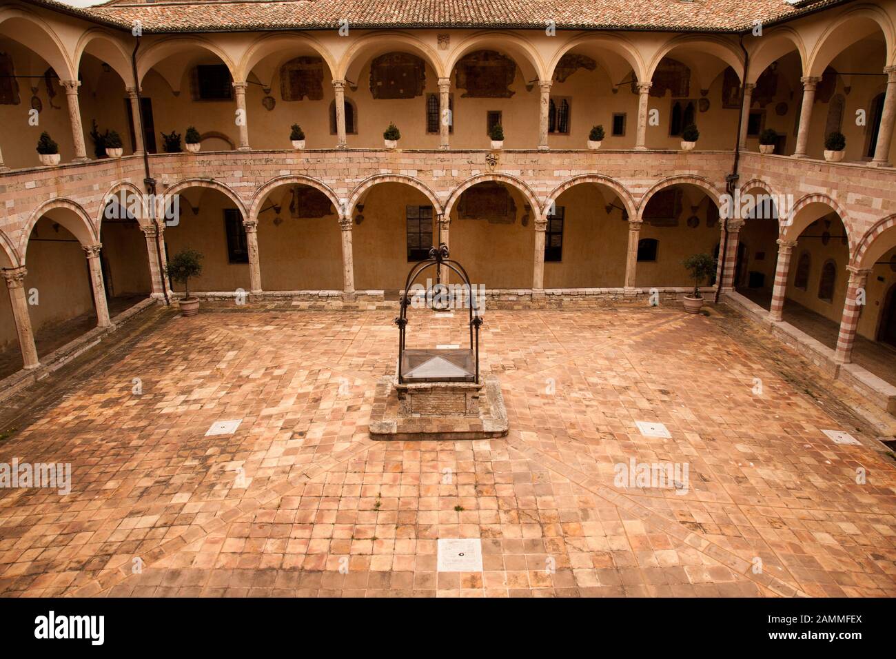 Innenhof des 13 C friary (Sacro Convento) des Heiligen Franz von Assisi neben der Basilika. Stockfoto