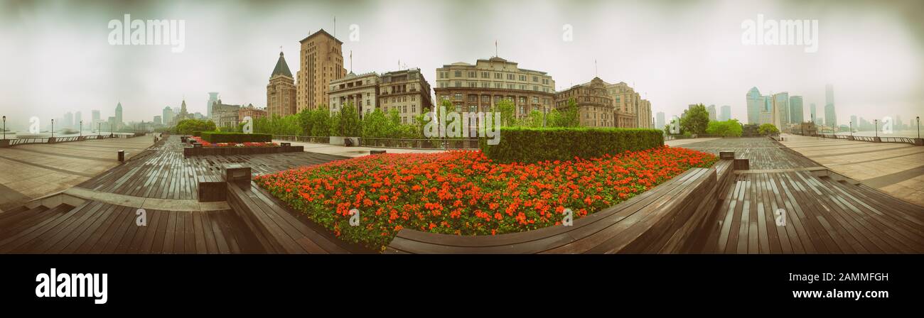 Ungewöhnliches Panorama Shanghais berühmter Bund Fußgängerweg in regnerischer, verschmutzter Atmosphäre. Stockfoto