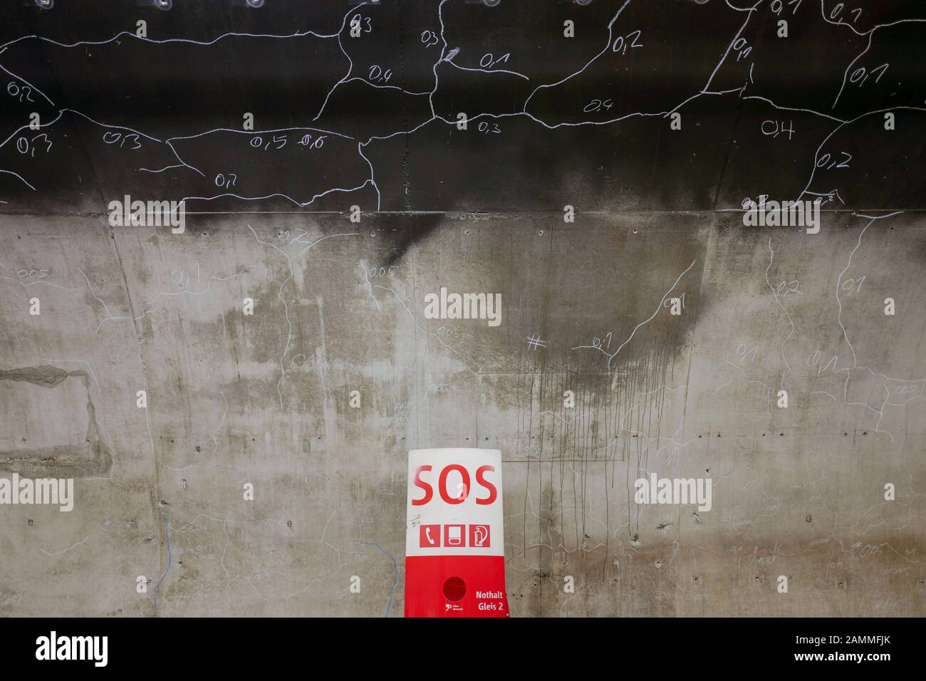 Notrufstelle am U-Bahnhof Sendlinger Tor. Die MVG wird die Bahnsteige sanieren und modernisieren und die Umsteigerouten zwischen U1/U2 und U3/U6 bis 2022 umgestalten. Auf dem Bahnsteig der U-Bahn-Linie U1/U2 sind an den Wänden Schilder angebracht, die an die Kunst der Straße erinnern. [Automatisierte Übersetzung] Stockfoto