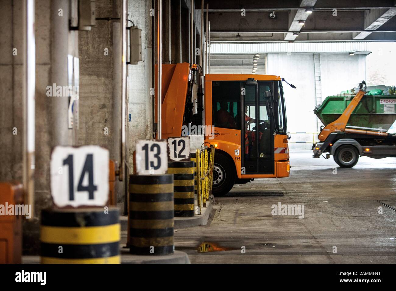 Mitarbeiter der städtischen Entsorgungsfirma München (AWM) bei der Arbeit. Das Bild zeigt die Ablieferung des Abfalls in einer von 14 verschiedenen Entladezonen. [Automatisierte Übersetzung] Stockfoto