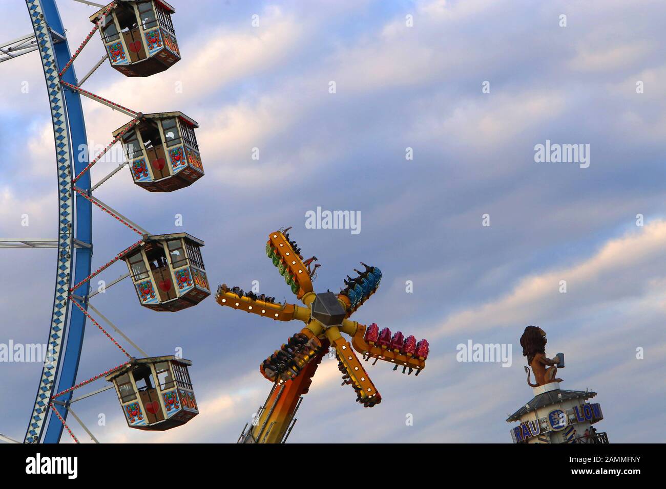 Riesenrad, Freifallturm und weitere Fahrten auf dem Oktoberfest in München [automatisierte Übersetzung] Stockfoto