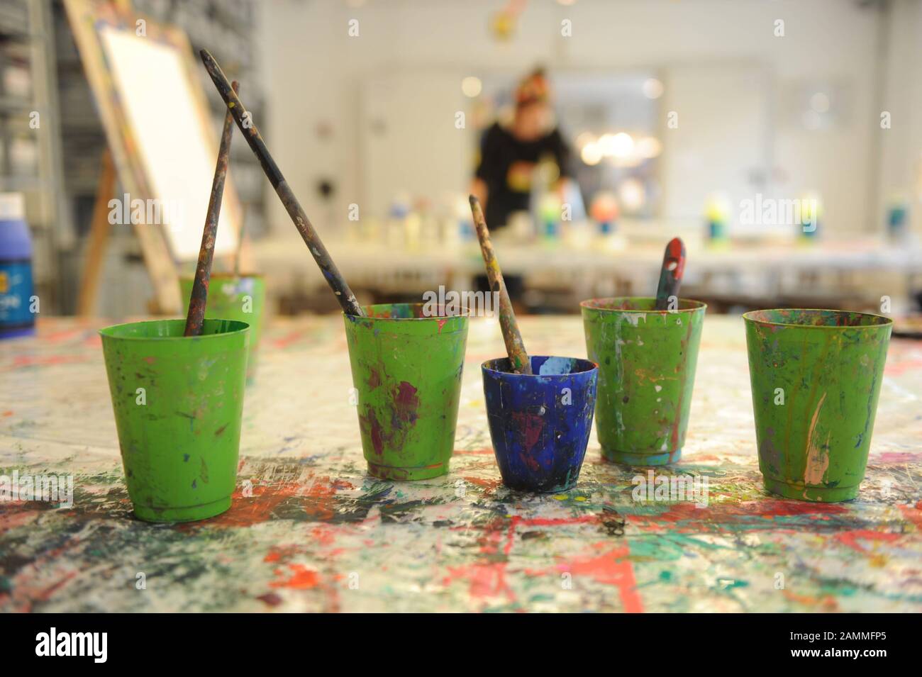 Das Kinderkunsthaus an der Siegesstraße 23 Schwabing ist ein Kreativ-Workshop für Kinder und Jugendliche im Alter von 2 bis 15 Jahren. In der Bildbemalung Tasse und Pinsel. [Automatisierte Übersetzung] Stockfoto