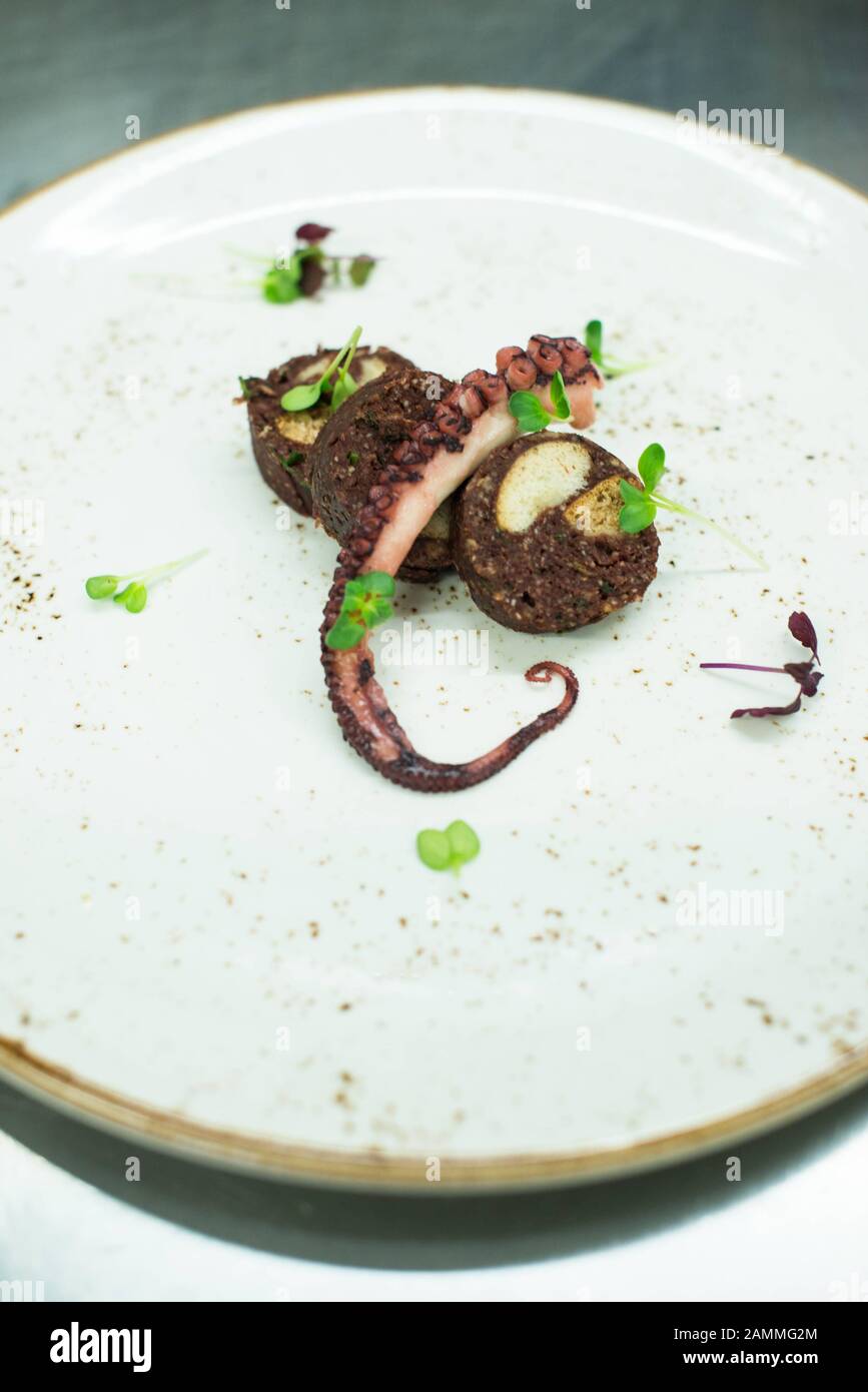 Küchenchef Vincent Fricke bereitet blutige Servietten zu. Dabei werden in gewürzter Milch getränkte Brotwürfel mit Schweineblut übergossen. [Automatisierte Übersetzung] Stockfoto