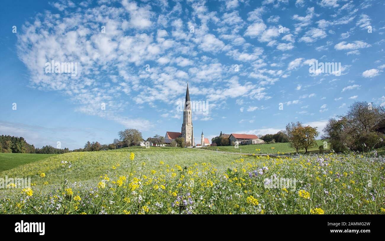 Die gothische Wallfahrtskirche Sankt Ägidius in Schildthurn hat den höchsten Dorfkirchturm Bayerns. Der 78 Meter hohe Tuffturm ist weithin sichtbar und dominiert die Landschaft. [Automatisierte Übersetzung] Stockfoto