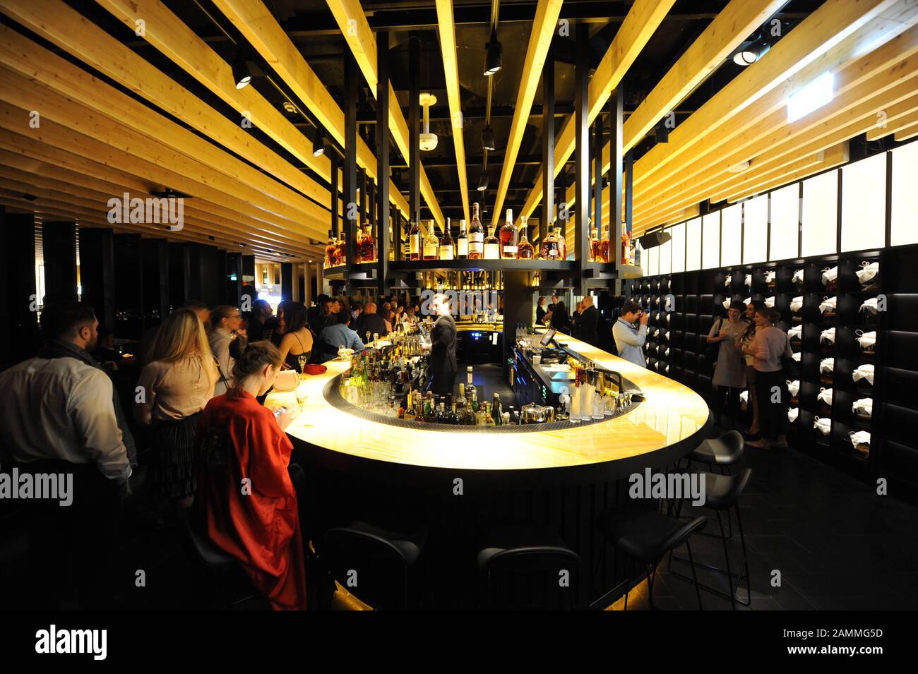 Gäste bei der Eröffnung des japanisch-peruanischen Restaurants "Izakaya" im neuen "Roomers Hotel München" in der Landsbergerstraße 68 [automatisierte Übersetzung] Stockfoto