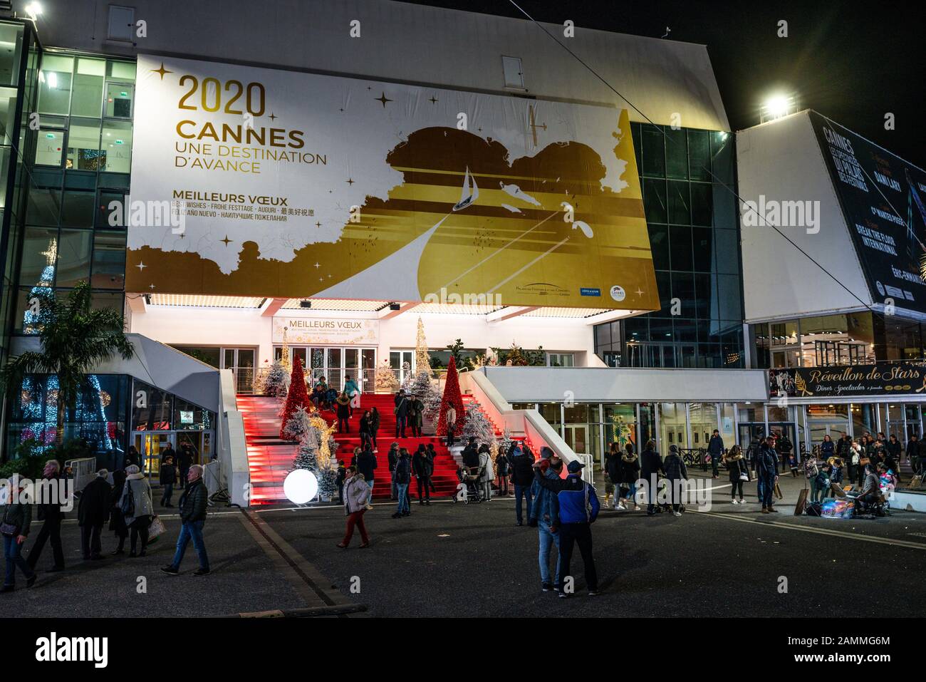 Cannes Frankreich, 28. Dezember 2019: Touristen auf dem Cannes Filmfestival rote Teppichtreppe und 2020 Bord in der Nacht in Cannes Frankreich Stockfoto