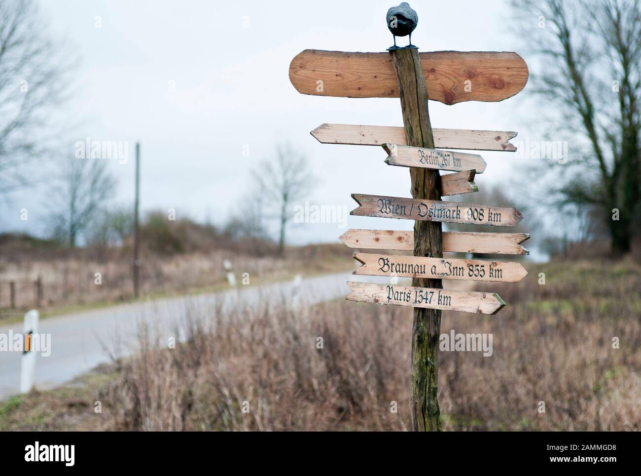 Wegweiser am Eingang zu Jamel, einem kleinen Dorf in Mecklenburg-Vorpommern, in dem Neonazis in der Mehrheit leben. Einer der Pfeile zeigt Braunau am Inn, den Geburtsort Hitlers. [Automatisierte Übersetzung] Stockfoto