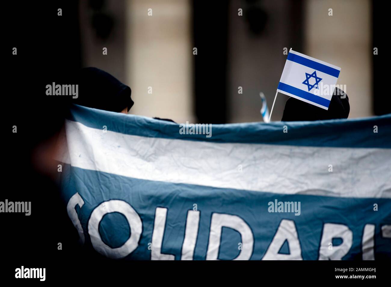 Gegendemonstrationen mit Israel-Flaggen am Rande einer palästinensischen Kundgebung am Max-Joseph-Platz. Die Vereinigung "Palästinensische Gemeinschaft in München" (PGM) forderte bei dem Ereignis, dass "Jerusalem palästinensisch bleiben sollte". [Automatisierte Übersetzung] Stockfoto