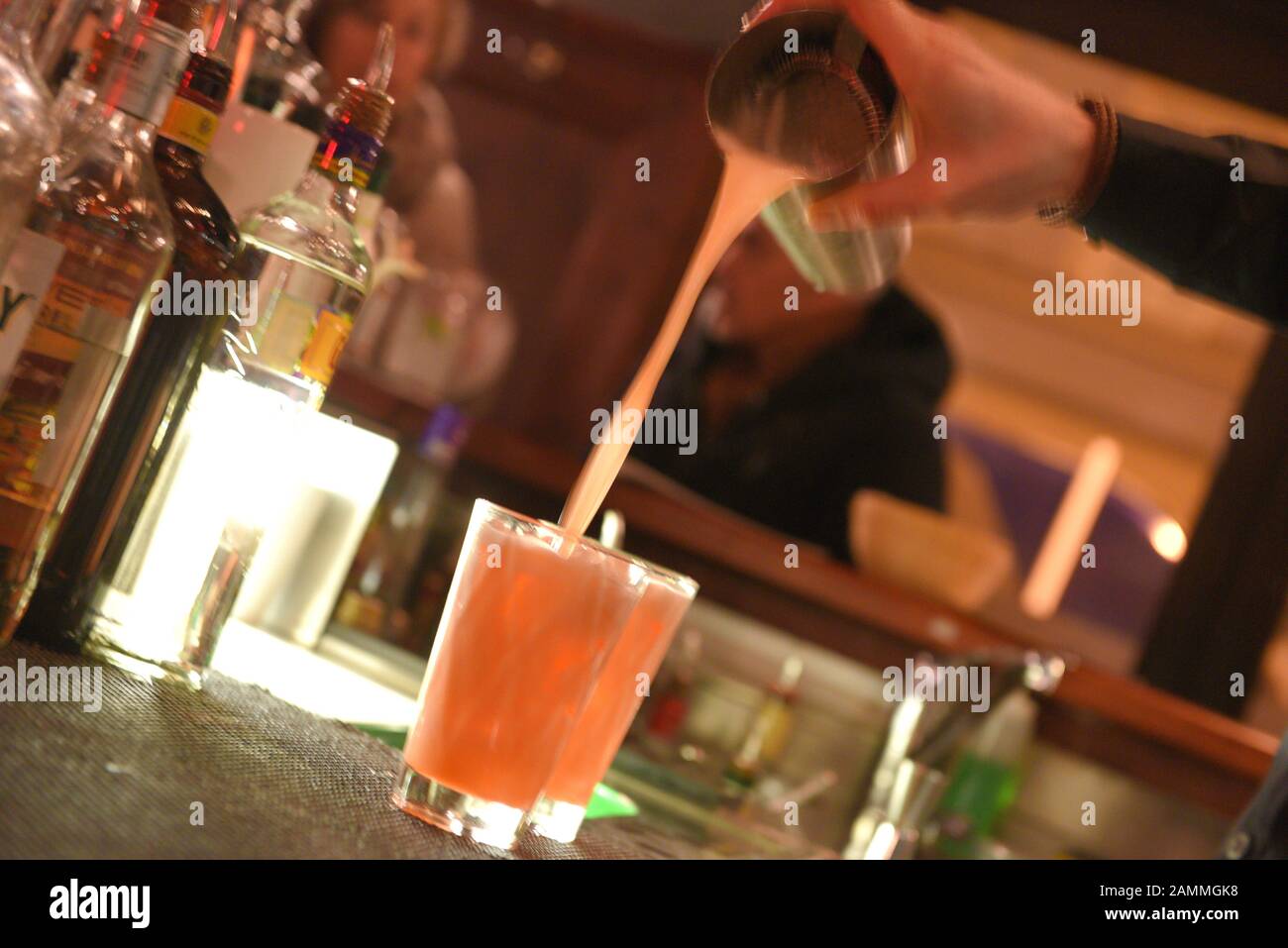 Barkeeper in der Bar Boulevardier in der Kellerstraße 32 in Haidhausen. [Automatisierte Übersetzung] Stockfoto