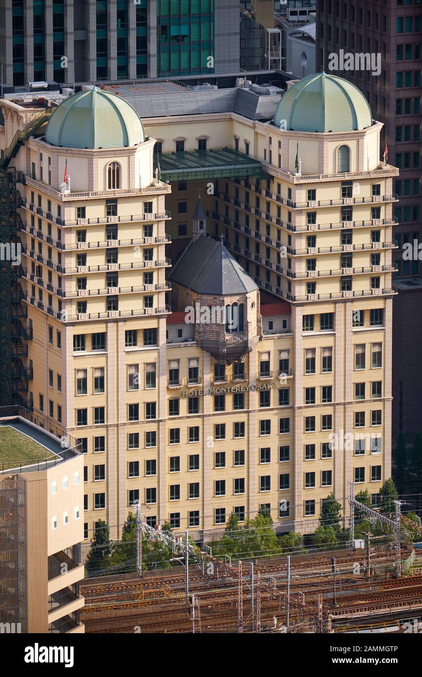 Osaka, JAPAN - 15. OKTOBER 2019: Hotel Monterey Osaka, das entworfen wurde, um das Wiener Schloss Schönbrunn mit der Kirche von Brüggen aus zu imitieren Stockfoto