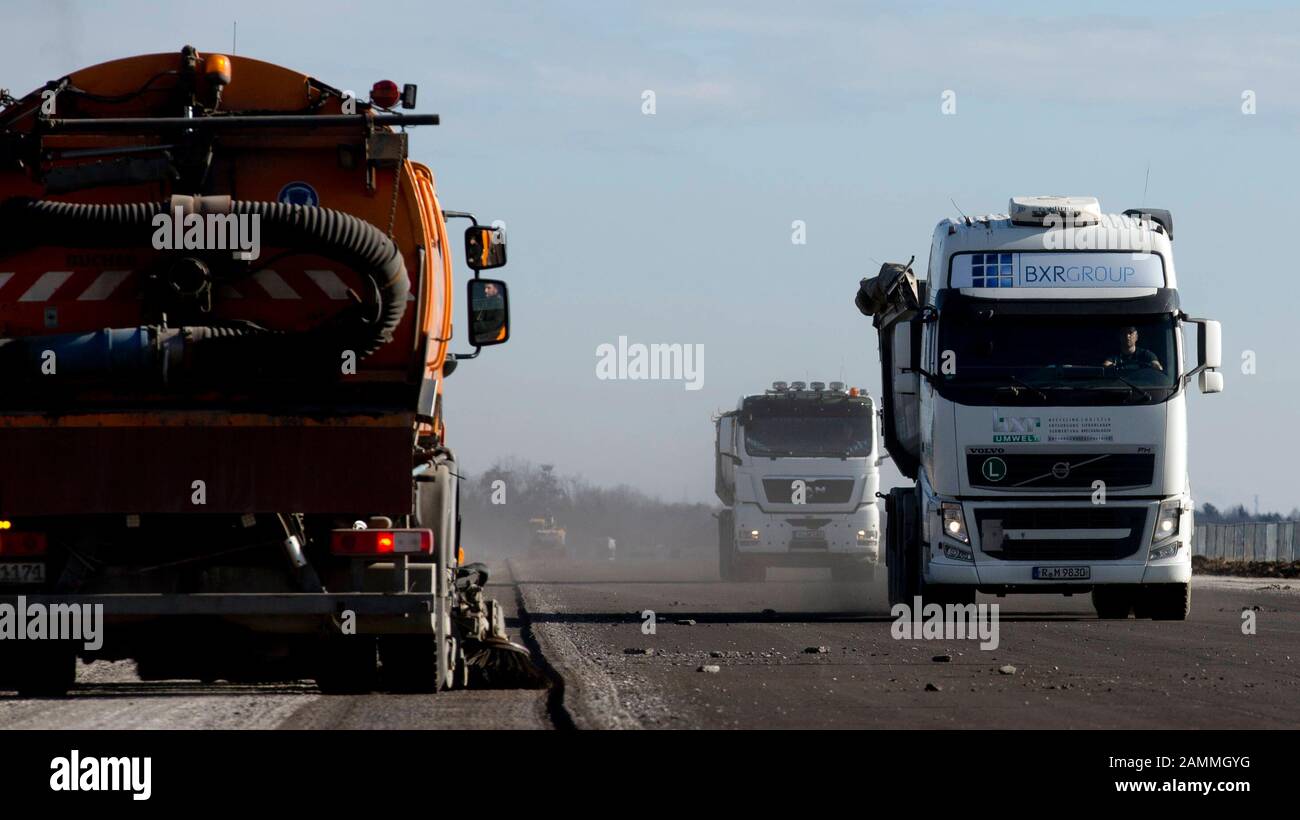 Entfernung von Sprengkörpern am Südrand des ehemaligen Militärflughafens zwischen Fürstenfeldbruck und Maisach. Das Bild zeigt die Entfernung der Teeroberfläche des ehemaligen Rollways. [Automatisierte Übersetzung] Stockfoto