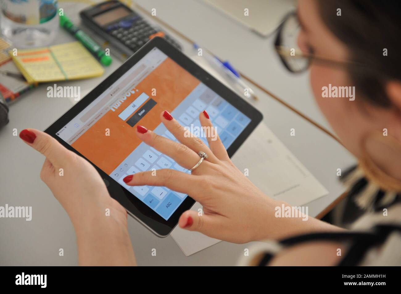 An einem Digitalisierungsprojekt der Bildungsabteilung nehmen Schüler der städtischen Robert-Bosch-Fachoberschule für Wirtschaft Teil. Hier finden die Lektionen derzeit mit iPads und geeigneten Apps statt. [Automatisierte Übersetzung] Stockfoto