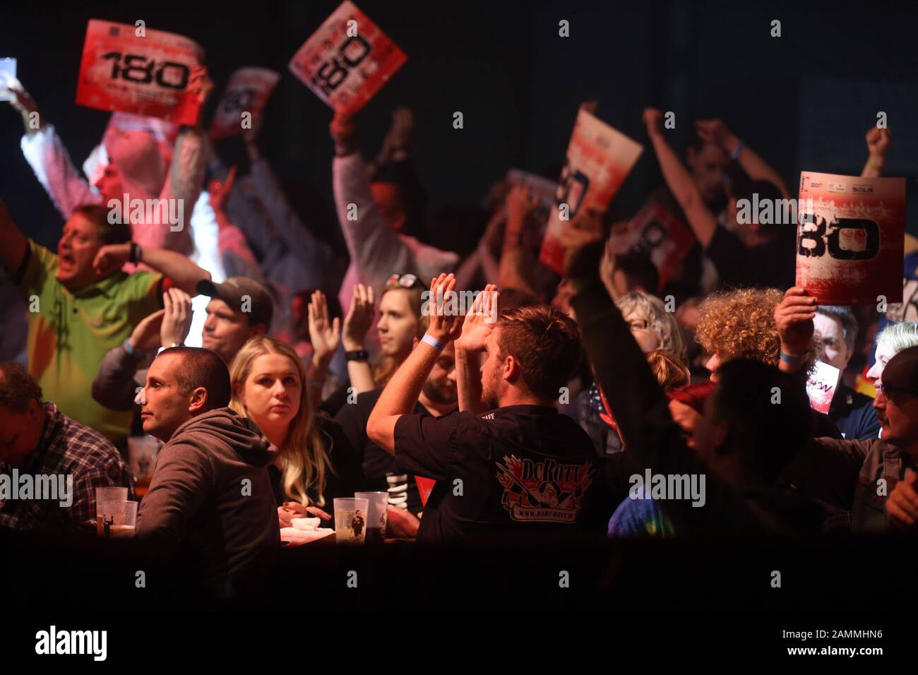 Fans beim großen Preis von German Darts auf dem Zenith in München. Kartonschilder mit der magische Punktzahl von 180 werden hochgehalten. [Automatisierte Übersetzung] Stockfoto