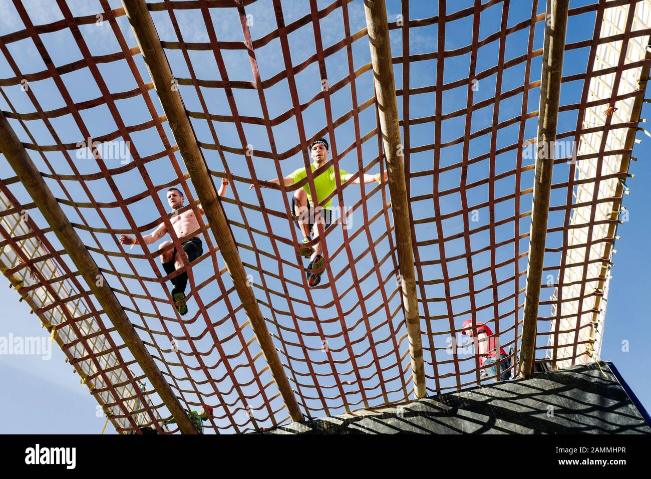 Teilnehmer am Extrem-Hindernislauf 'Spartan Race' im Münchner Olympiapark. [Automatisierte Übersetzung] Stockfoto