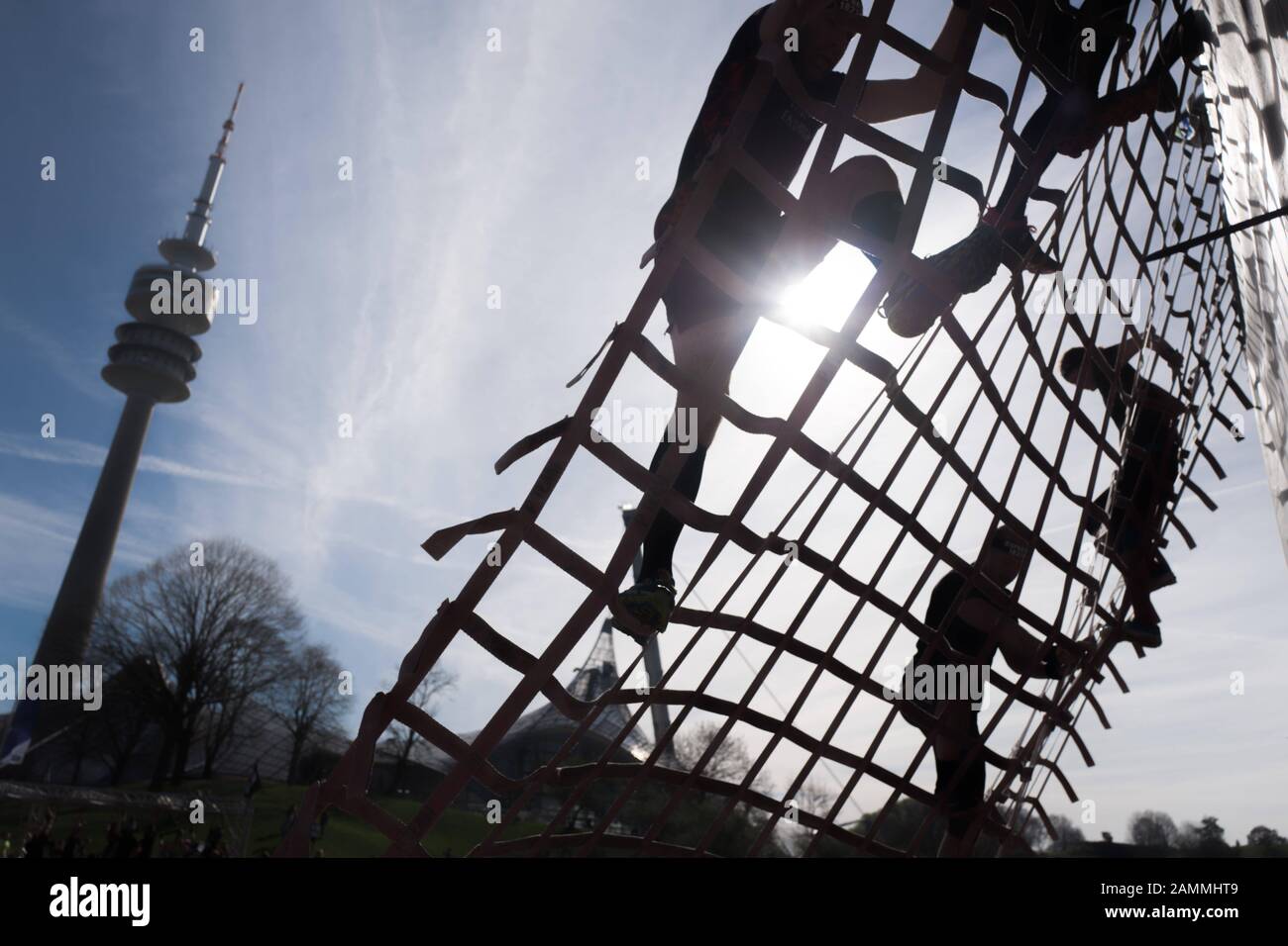 Teilnehmer am Extrem-Hindernislauf 'Spartan Race' im Münchner Olympiapark. [Automatisierte Übersetzung] Stockfoto