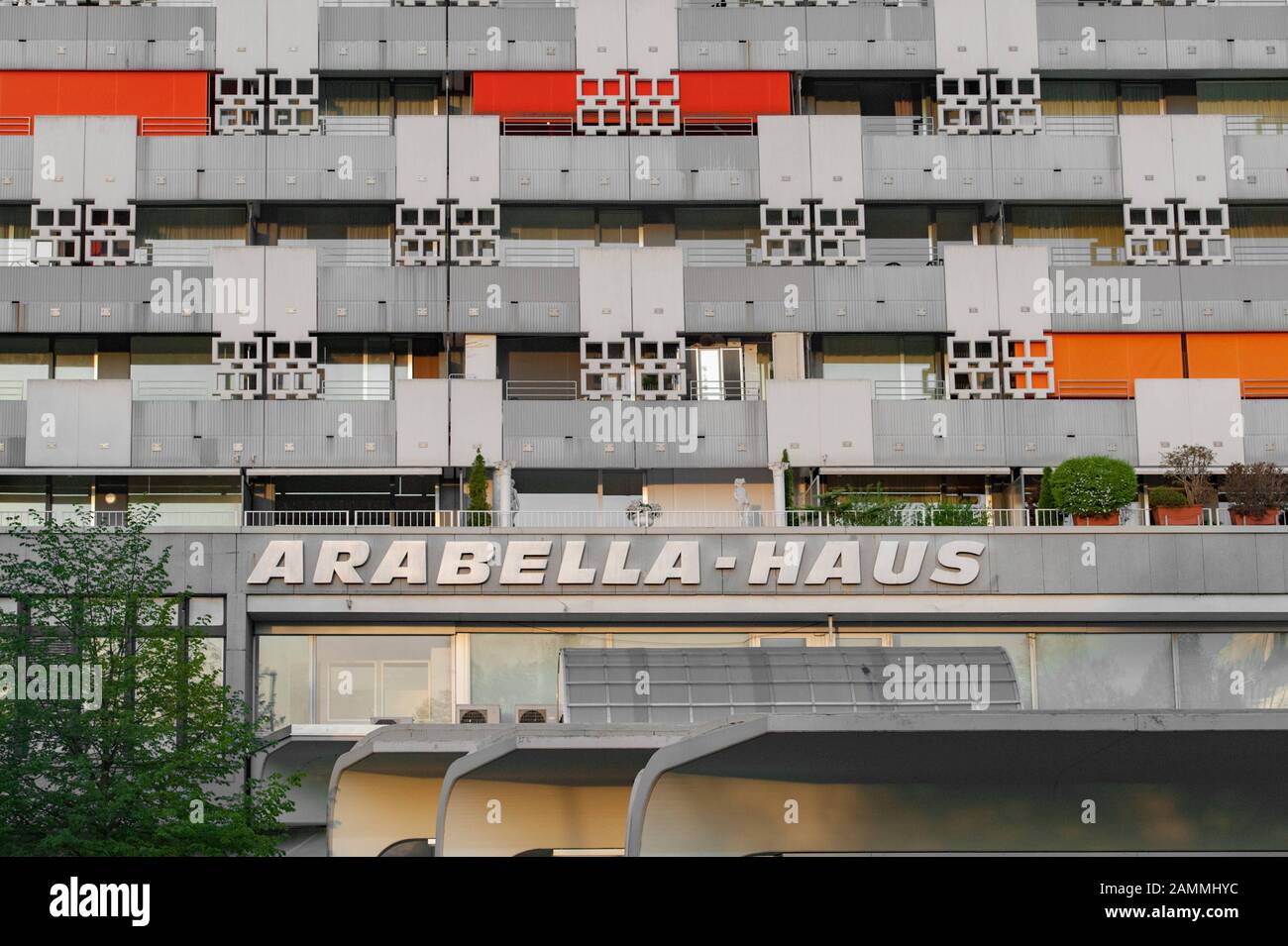 Das Arabellahaus mit dem Sheraton Arabellaprk Hotel am Rosenkavalierplatz in Bogenhausen (Architekt Toby Schmidbauer). [Automatisierte Übersetzung] Stockfoto