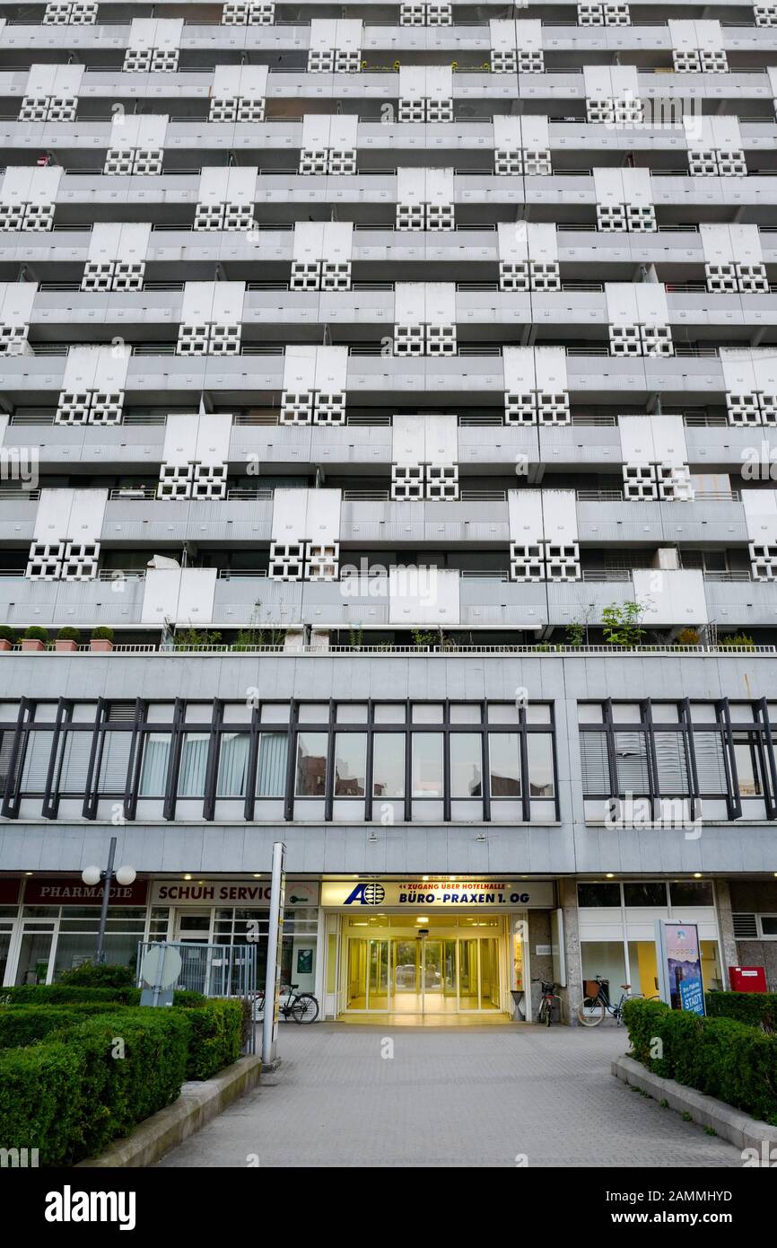 Das Arabellahaus mit dem Sheraton Arabellaprk Hotel am Rosenkavalierplatz in Bogenhausen (Architekt Toby Schmidbauer). [Automatisierte Übersetzung] Stockfoto