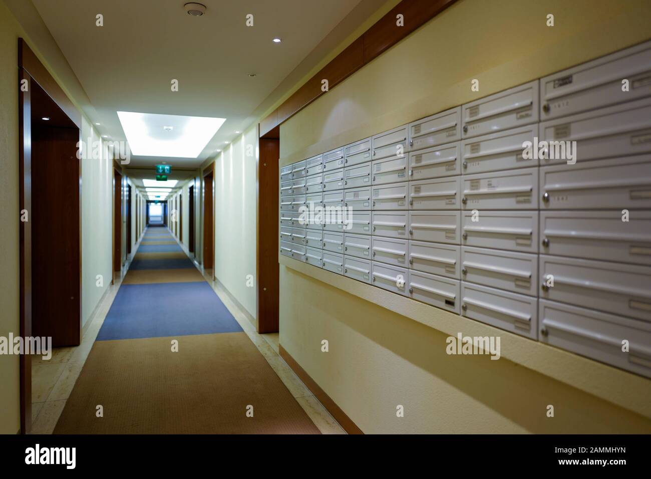 Das Arabellahaus mit dem Sheraton Arabellaprk Hotel am Rosenkavalierplatz in Bogenhausen (Architekt Toby Schmidbauer). Das Bild zeigt die Mailbox-Wand auf einer Etage. [Automatisierte Übersetzung] Stockfoto