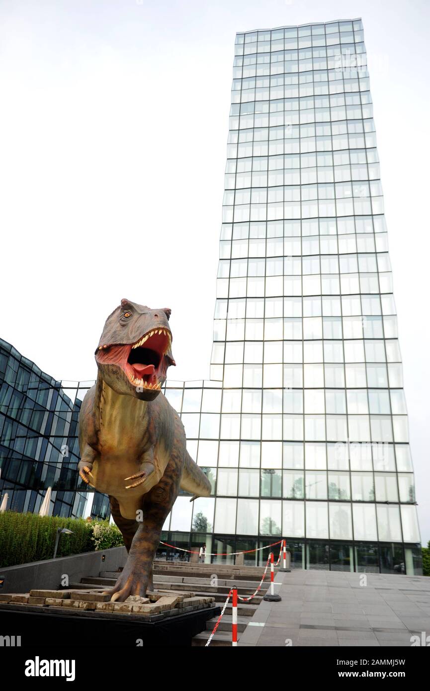 Eröffnung der Dinosaurier-Ausstellung im Atrium des Wolkenkratzers der Süddeutschen Zeitung. Die Ausstellung, die sich auf das gut erhaltene Skelett eines jungen Tyrannosaurus konzentriert, entstand in Zusammenarbeit mit dem Dinosauriermuseum Altmühltal. Vor dem Wolkenkratzer steht ein Nachbau des Exemplars. [Automatisierte Übersetzung] Stockfoto