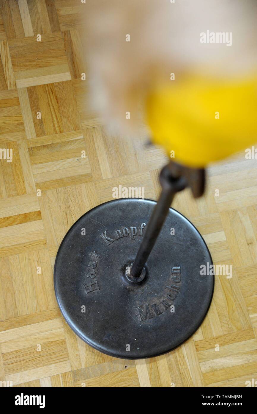 Wigmaker Gaby Geyh-Knopf verkauft in ihrem Atelier in der Nymphenburger Straße menschliche Haarwanzen aus eigener Produktion. Sie hat das Geschäft vor 50 Jahren von ihrem Großvater übernommen. [Automatisierte Übersetzung] Stockfoto