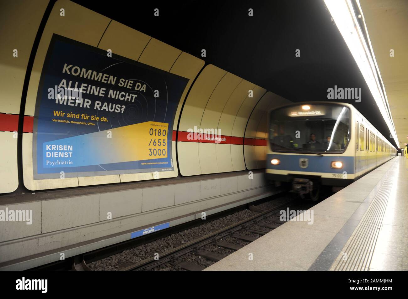 Plakate des Krisendienstes an der U-Bahn-Haltestelle Fraunhoferstraße geben ihre Notrufnummer an. [Automatisierte Übersetzung] Stockfoto