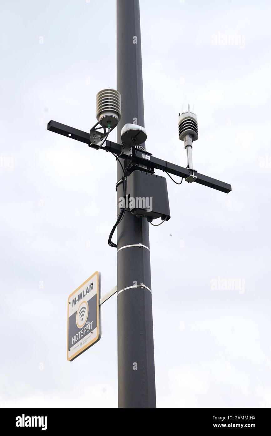 Der in der Wiesentfelser Straße installierte Lichtmast verfügt über verschiedene Sensoren und soll Informationen über Umwelt und Verkehr liefern. Er bietet auch einen Wlan-Hotspot an. [Automatisierte Übersetzung] Stockfoto