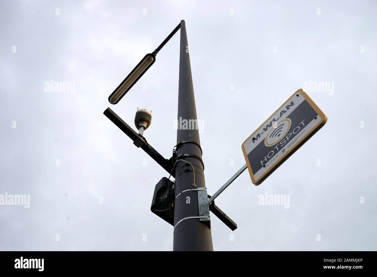 Der in der Wiesentfelser Straße installierte Lichtmast verfügt über verschiedene Sensoren und soll Informationen über Umwelt und Verkehr liefern. Er bietet auch einen Wlan-Hotspot an. [Automatisierte Übersetzung] Stockfoto