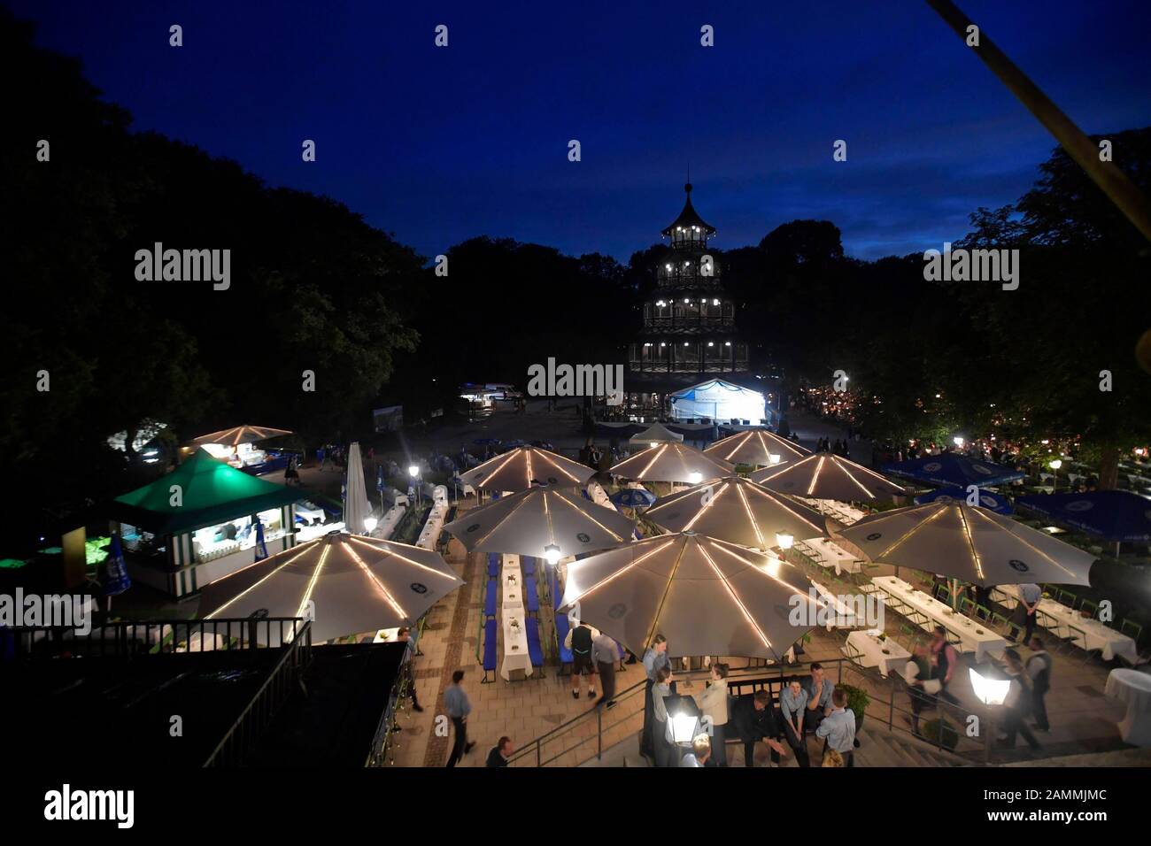 Restaurant und biergarten am chinesischen turm Fotos und Bildmaterial