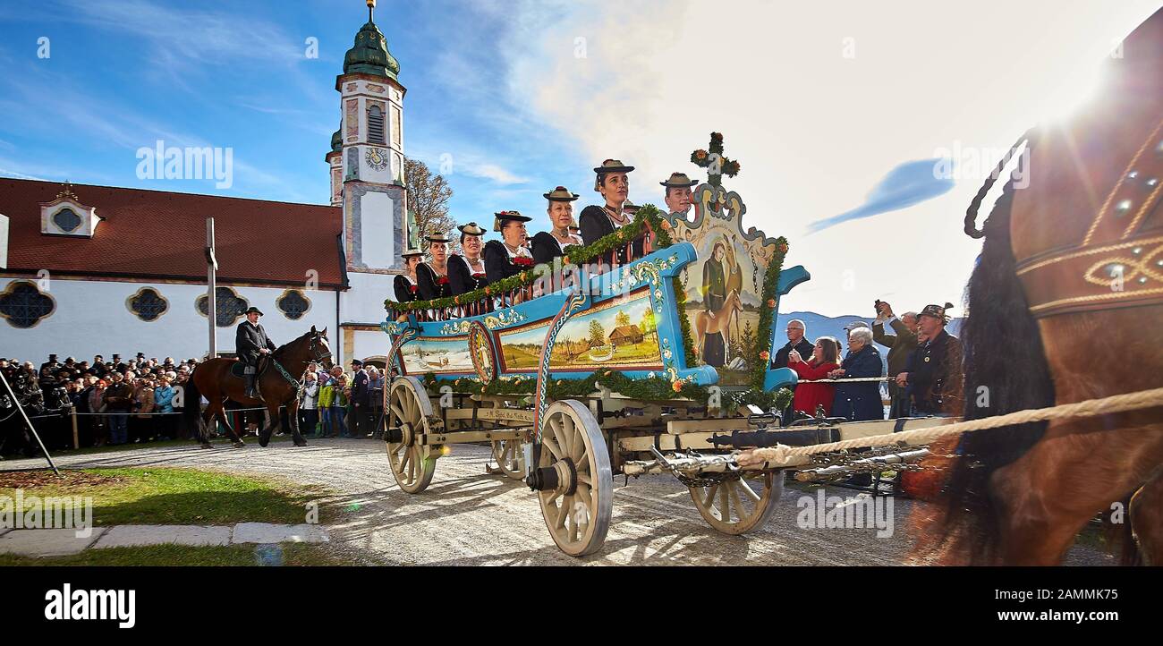 163 Leonhardi Reise in Bad Tölz: Ein Brustwagen mit Frauen in Tracht auf Kalvarienberg. [Automatisierte Übersetzung] Stockfoto