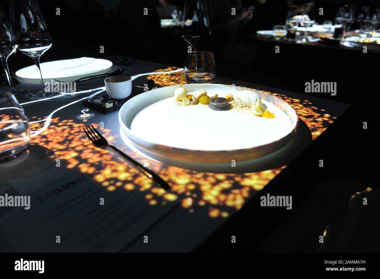 Starkoch Andreas Schwaiger kocht zusammen mit seiner Frau Franzi zwei Wochen lang ein tägliches 4-Gänge-Menü im Pop-Up-Restaurant "DasLux42" an der Müllerstraße 42, begleitet von Lichtinstallationen. Der Erlös aus der Benefizaktion geht an die gemeinnützige "PowerChild"-Kampagne und die "You"-Stiftung. [Automatisierte Übersetzung] Stockfoto