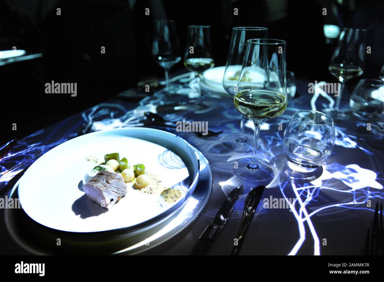 Starkoch Andreas Schwaiger kocht zusammen mit seiner Frau Franzi zwei Wochen lang ein tägliches 4-Gänge-Menü im Pop-Up-Restaurant "DasLux42" an der Müllerstraße 42, begleitet von Lichtinstallationen. Der Erlös aus der Benefizaktion geht an die gemeinnützige "PowerChild"-Kampagne und die "You"-Stiftung. [Automatisierte Übersetzung] Stockfoto