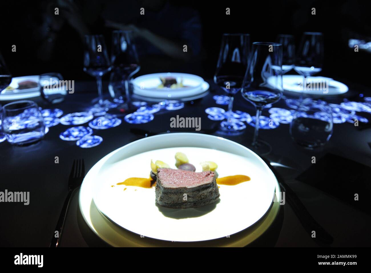 Starkoch Andreas Schwaiger kocht zusammen mit seiner Frau Franzi zwei Wochen lang ein tägliches 4-Gänge-Menü im Pop-Up-Restaurant "DasLux42" an der Müllerstraße 42, begleitet von Lichtinstallationen. Der Erlös aus der Benefizaktion geht an die gemeinnützige "PowerChild"-Kampagne und die "You"-Stiftung. [Automatisierte Übersetzung] Stockfoto