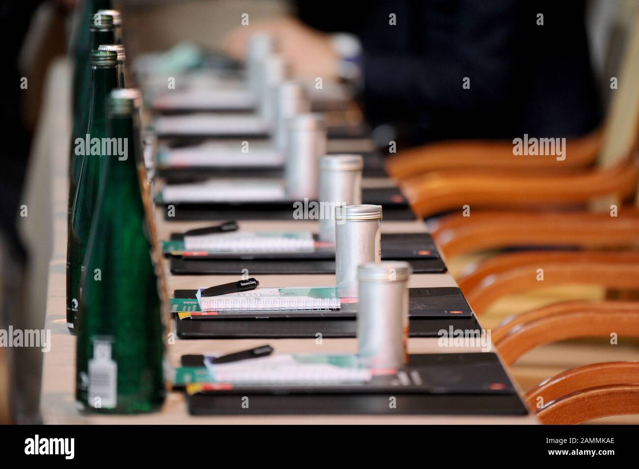 Tischanordnung auf dem SZ-Wirtschaftsgipfel in Berlin. [Automatisierte Übersetzung] Stockfoto