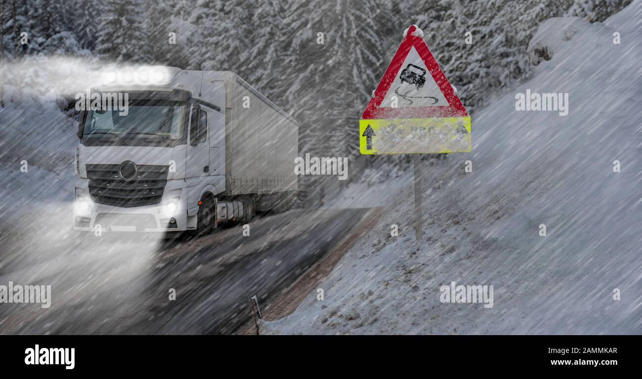 LKW fährt nachts auf Eis und Schnee [automatisierte Übersetzung] Stockfoto