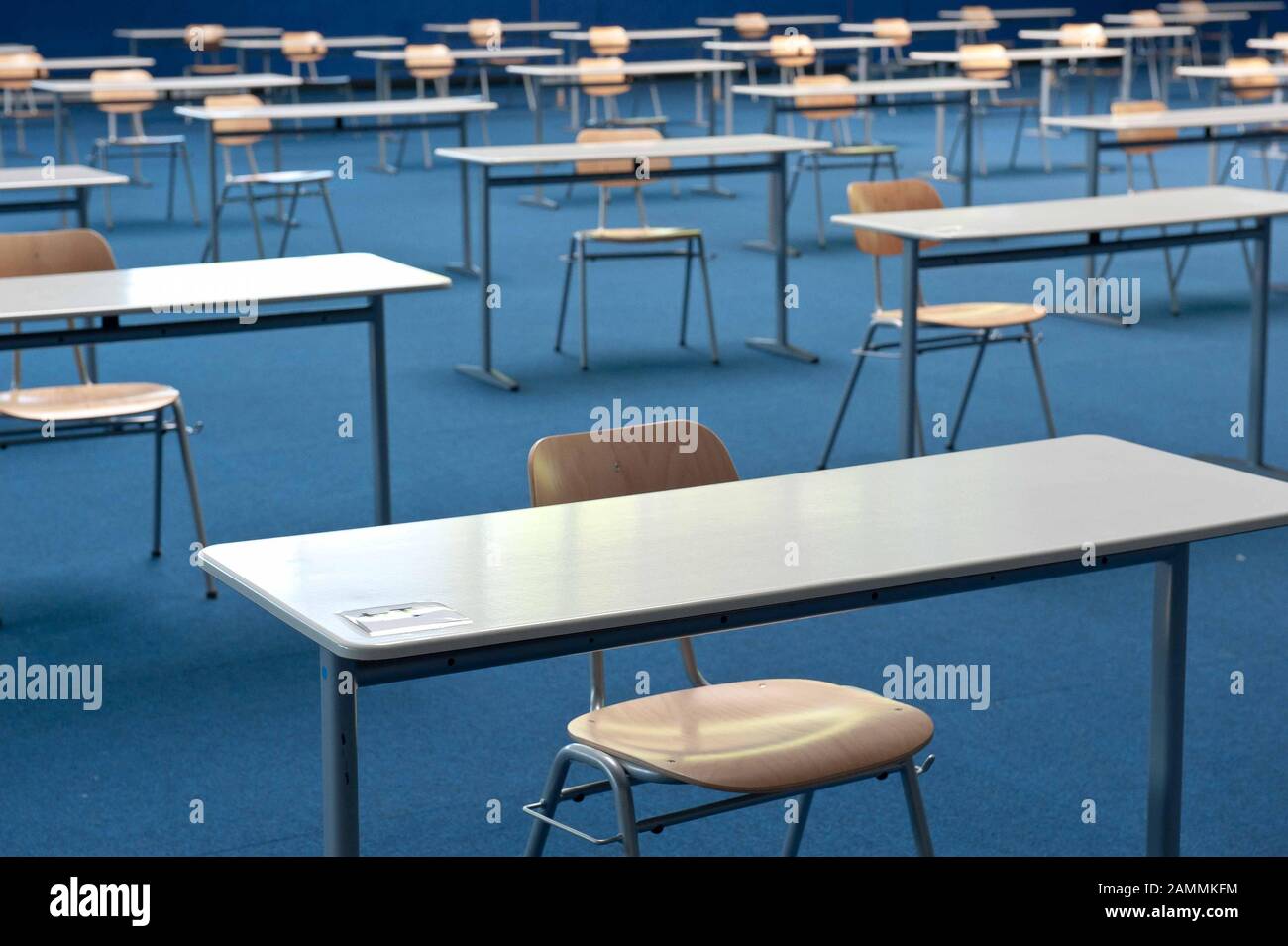 In der Turnhalle des Gymnasiums in Kirchseeon sind Tische und Stühle für die anstehende Abiturprüfung eingerichtet. [Automatisierte Übersetzung] Stockfoto