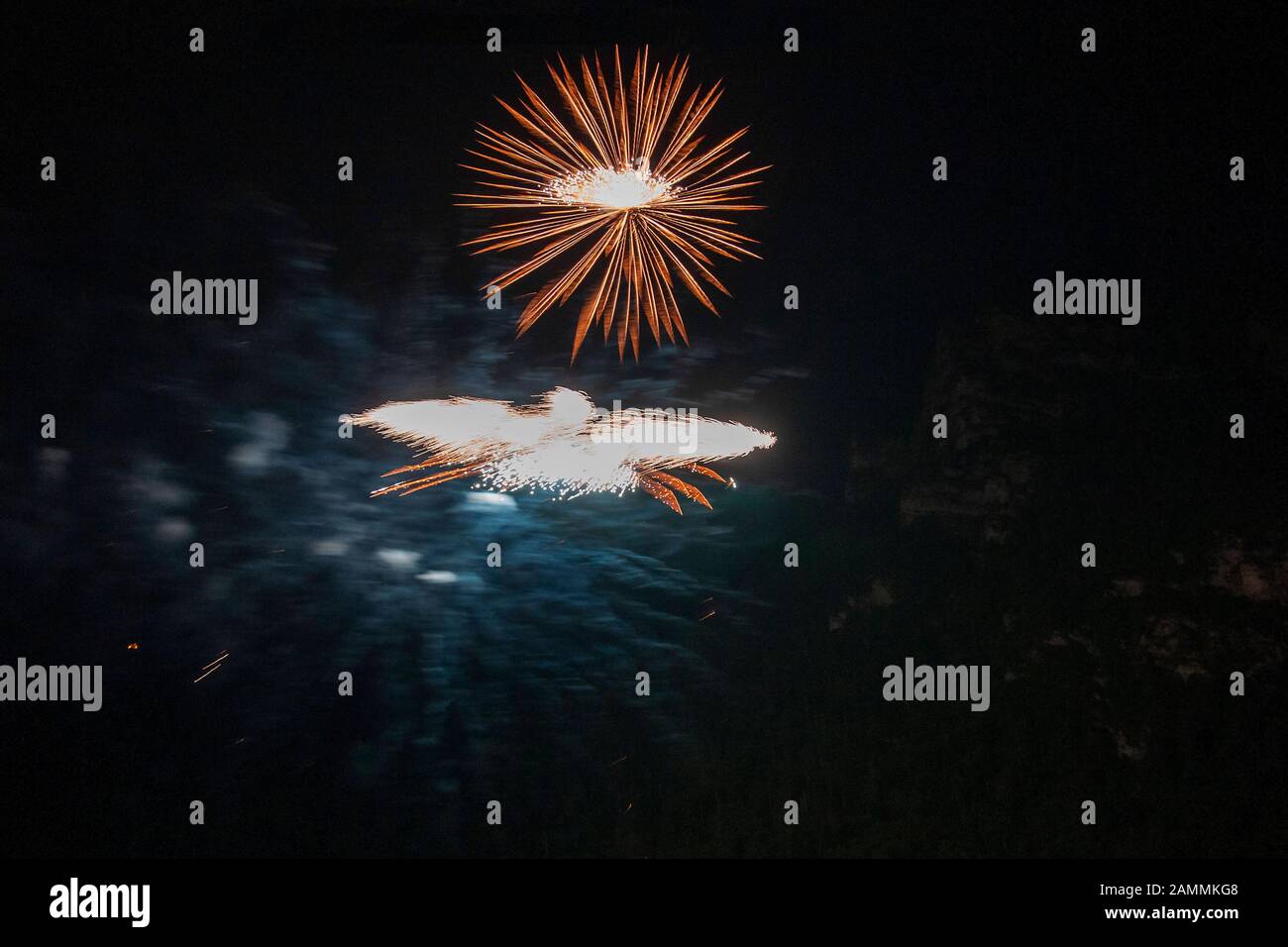 Open-Air-Konzert der Philharmonie Bad Reichenhall am Thumsee bei Bad Reichenhall mit einem riesigen Feuerwerk, Berchtesgaden, Deutschland [automatisierte Übersetzung] Stockfoto