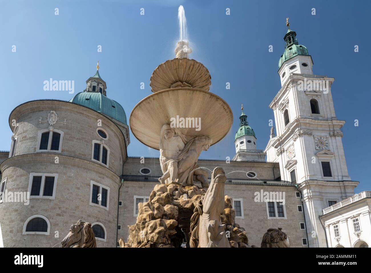 Der Residenzbrunnen auf dem Residenzplatz vor dem Salzburger Dom [automatisierte Übersetzung] Stockfoto