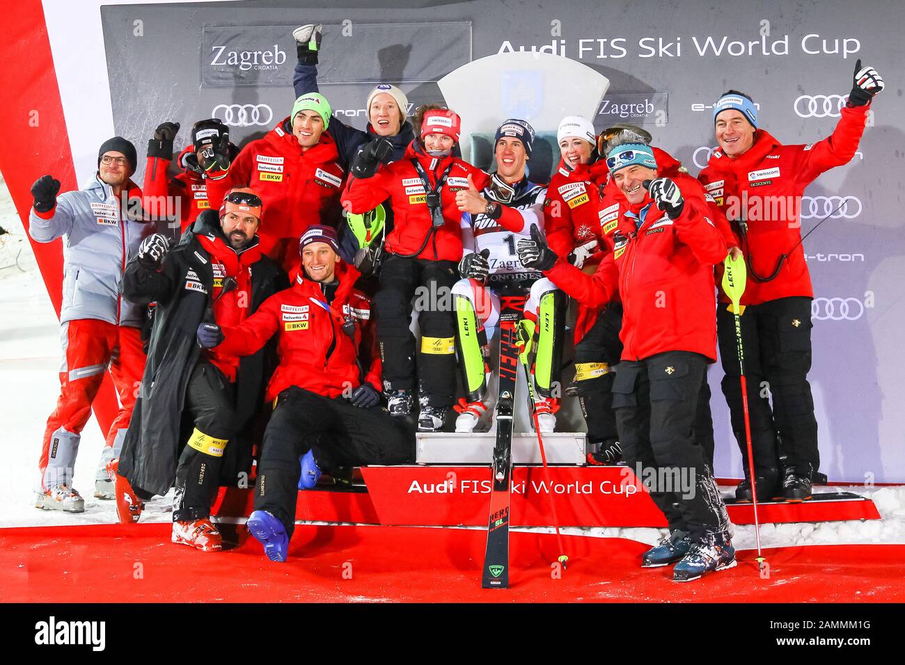 Zagreb, Kroatien - 5. Januar 2020: Zweiter Platz Ramon Zenhausern aus der Schweiz mit seinem Team bei der Preisverleihung der Audi Fis-Alpine-Skiwelt Stockfoto