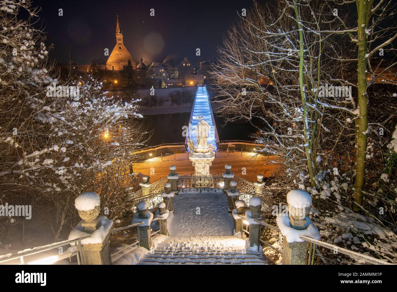 In der blauen Stunde des kalten Winters - der Europa-Steg über die Salzach, der Deutschland mit Österreich verbindet, laufen mit Oberndorf, an diesem Ort gab es bereits seit Jahrhunderten eine Fußgängerbrücke, der immer wieder das Hochwasser zum Opfer fiel, Berchtesgadener Land, Oberbayern, Deutschland [automatisierte Übersetzung] Stockfoto