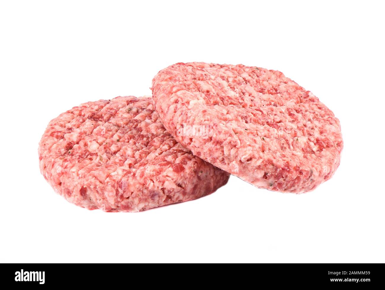 Zwei rohe rosafarbene Rinderschnitzel isoliert auf weißem Hintergrund. Kopierbereich. Stockfoto