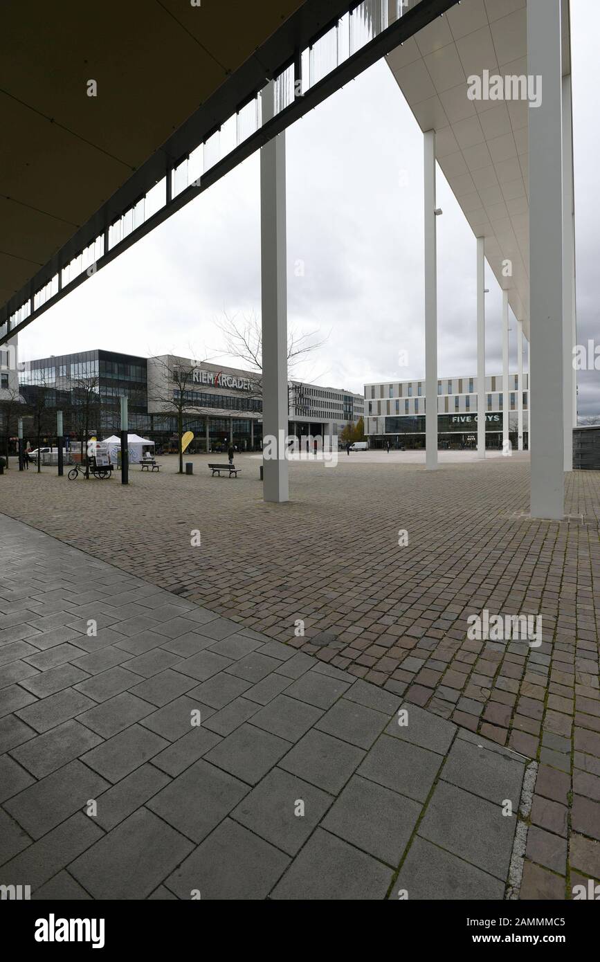 Der Willy-Brandt-Platz in der Messerstadt Riem. Im Hintergrund die Riem Arcaden. [Automatisierte Übersetzung] Stockfoto
