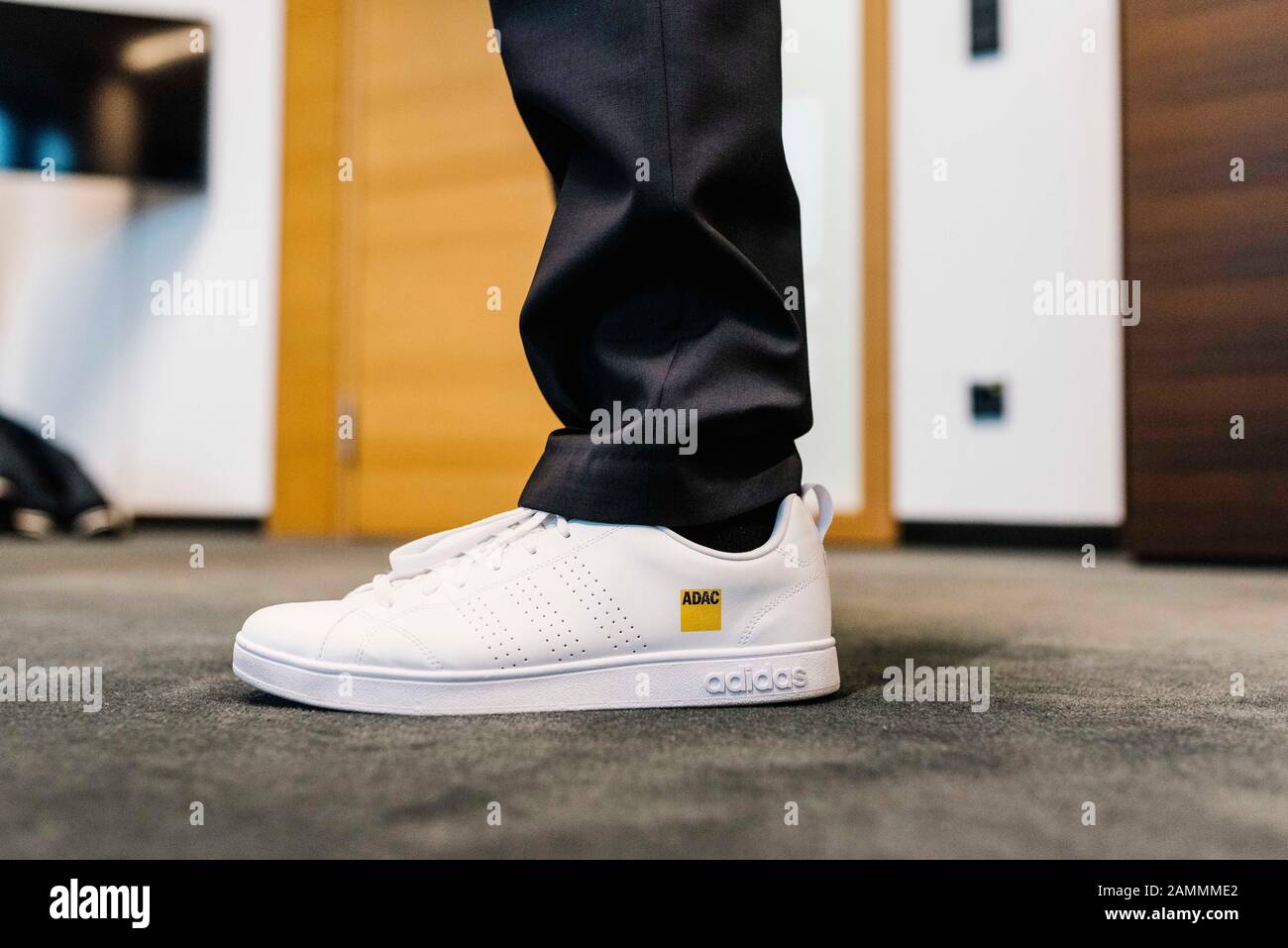Weisser Sneaker Mit Adac Logo Von Dieter Nirschl Geschaftsfuhrer Fur Mitgliedschaft Recht Und Konsumentenschutz Beim Adac In Seinem Buro In Der Zentrale Des Automobilclubs In Der Munchner Hansastrasse Automatisierte Ubersetzung Stockfotografie Alamy