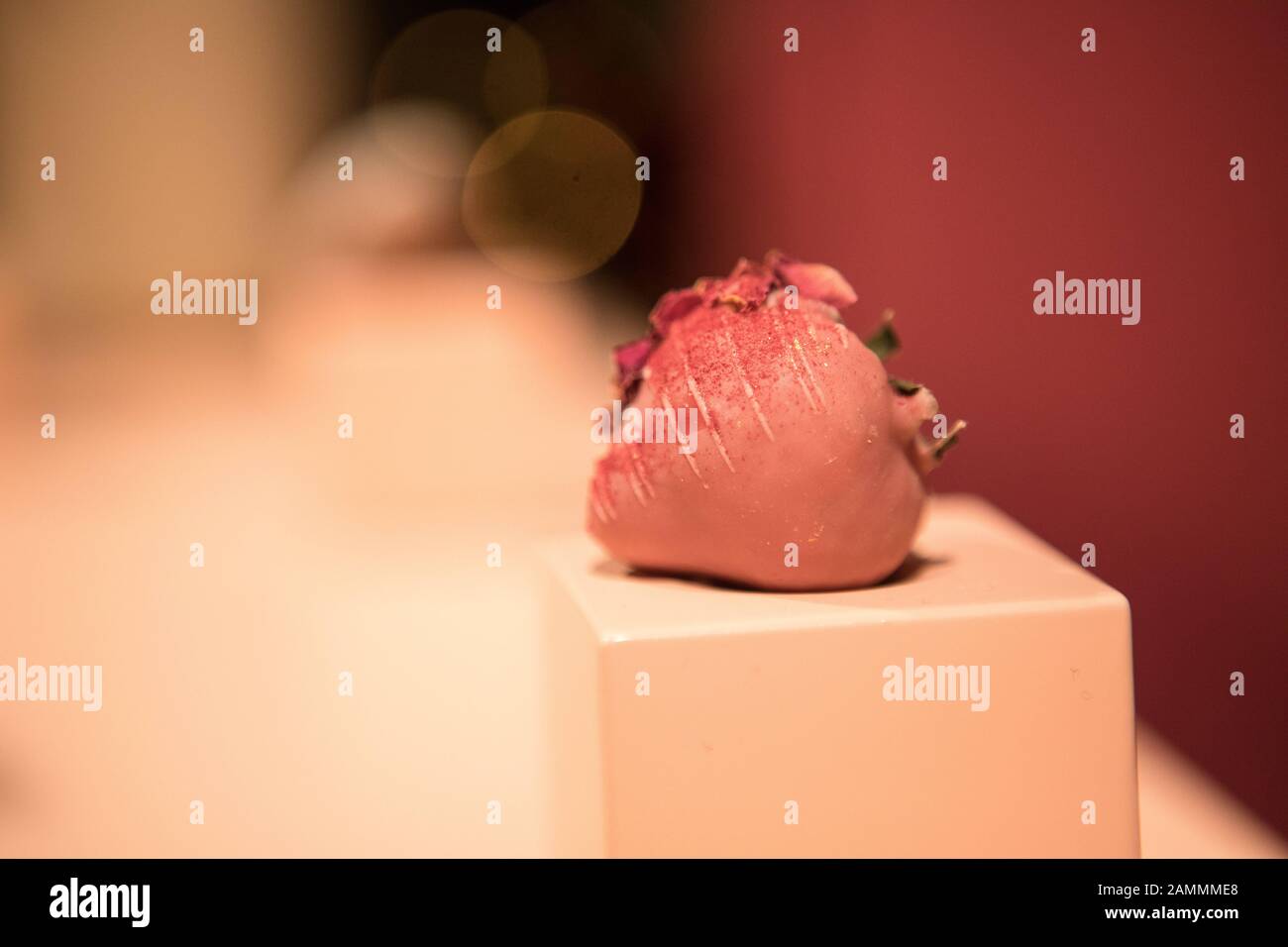 Schokoladenbedeckte Erdbeeren im Frailice Pop-Up-Store bei Ludwig Beck. [Automatisierte Übersetzung] Stockfoto
