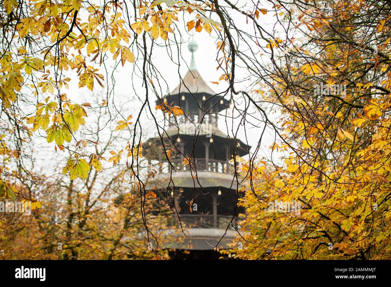 Münchner Sommer sehnsüchtige Vielfalt im Herbst: Der chinesische Turm im Englischen Garten. [Automatisierte Übersetzung] Stockfoto