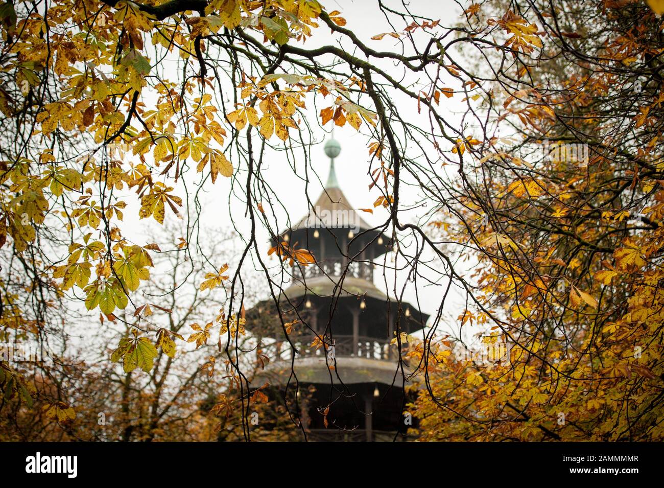 Biergarten am chinesischen turm im englischen garten Fotos und